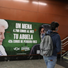 El polémico cartel de Vox, ayer, en el metro de Madrid.