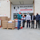 Imagen de la donación del pienso y las unidades antiparasitarias a las protectoras de Lérida.