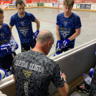 El tècnic Albert Folguera dona instruccions als jugadors ahir a la pista del Noia.