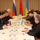 Imagen de las negociaciones para un alto el fuego entre las delegaciones de Rusia (i) y de Ucrania (d).