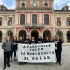 Els representants d’Orvepard i la Plataforma en Defensa de la Residència, davant del Parlament.