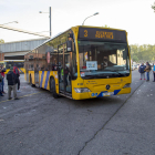 Imagen de los trabajadores dejando salir un bus de servicios mínimos en la huelga del 22 de abril. 