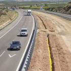 Operaris treballant ahir per retirar el camió calcinat a l’AP-2 al seu pas per Fraga.