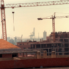 Imagen de archivo de grúas en pisos en construcción. 