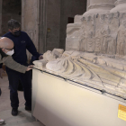 El restaurador Ramon Solé revisa el conjunt escultòric completament resituat al seu lloc.