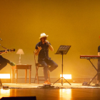 Macaco abrió la gala musical celebrada en la Llotja de Lleida interpretando el tema ‘Un recuerdo’, de su nuevo álbum ‘Vuélame el corazón’.