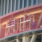 Treballadors en plena jornada laboral en una obra en construcció.