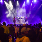 El concierto del trío leridano Ratpenades reunió a cientos de personas en la avenida Rovira Roure. 