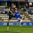 Thiaguinho, en el debut en partit oficial amb el Lleida contra l’Olot, intenta rematar de cap sense èxit.