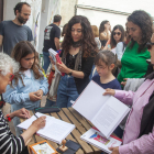 Roser Capdevila firmando libros a los asistentes. 