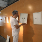 El artista Jordi Prenafreta, ayer en el montaje de la exposición.