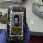 Admirador de Pablo Escobar, incluye su retrato en los fardos.