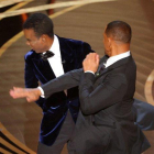 Will Smith bufeteja a Chris Rock a l'escenari dels Oscar
