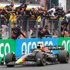 Los componentes del equipo Red Bull festejan el paso de Max Verstappen por meta como ganador de la carrera.