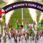 Las jugadoras inglesas festejan por todo lo alto un título histórico, después de vencer en la gran final al gran dominador del torneo, Alemania.