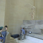 Treballs sobre la ‘Victòria de Samotràcia’, al museu Louvre.