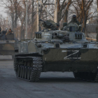 Militares rusos conducen vehículos blindados en Volnovakha, cerca de Donetsk, Ucrania.