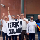 Los presos del ‘procés’ posan con una pancarta tras abandonar la cárcel de Lledoners en junio de 2021.