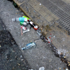 Imágenes de los residuos que dejaron los jóvenes en la zona de pubs de Lleida el pasado fin de semana.
