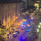 Unitats de Bombers i del SEM davant la Casa de Cultura de Girona després de l’explosió.