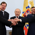 Vladímir Putin, en el centro, ayer junto a los líderes de Donetsk, Lugansk, Zaporiyia y Jersón en Moscú.