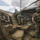Soldados ucranianos dentro de una trinchera en la provincia prorrusa de Donetsk.