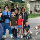 La nova família que s'ha instal·lat a Tuixent, amb la propietària de la casa que han llogat i membres del col·lectiu Reviure les Valls.