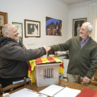 El rector Ramon Balagué y el responsable de la mesa Josep M. Ferreras en el despacho de la rectoría.