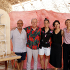 El pintor Josep Minguell, 2º por la izquierda, presentó ayer su proyecto ‘al fresco’ para FiraTàrrega.