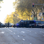 Agents de Policia a l'Ambaixada dels EUA a Madrid la setmana passada, on es va rebre un paquet bomba.