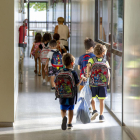 Alumnes entrant en una escola en una imatge d'arxiu.