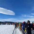 Imagen de algunos de los esquiadores que ayer visitaron Baqueira y, en la imagen de la derecha, una bajada en las pistas de Tavascan. 