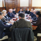 Reunión entre el presidente de SEIASA, Francisco Rodríguez, y el subdelegado del gobierno español en Lleida, José Crespín, con representantes de los regantes de los Canals d'Urgell.