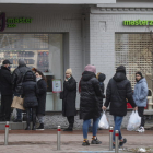 Habitantes de Kiev haciendo cola para intentan llenar sus neveras ante la ofensiva rusa.
