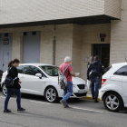 Mossos i advocats entren a l’edifici del carrer Penedès per a l’escorcoll de dilluns passat.