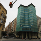 Imatge del conegut com a edifici dels sindicats o Ducados, situat entre les avingudes de Blondel i Catalunya.