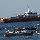 Equipos de rescate buscan submarino desaparecido en Indonesia.