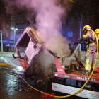 Un bomber apaga el foc a la grua.