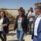 La consellera Jordà recorrió las instalaciones de la planta de compostaje de Alcarràs. 