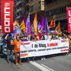 La manifestación unitaria del 1 de Mayo en Lleida salió al mediodía desde la plaza del Treball y acabó en lo alto del Turó de la Seu Vella. 