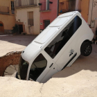 La furgoneta que va quedar enfonsada parcialment per la part davantera al mig de la plaça de Tudela