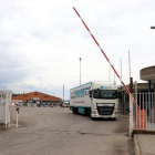 Un camión abandonando las instalaciones de Edullesa, en el Polígono Industrial El Segre de Lleida.