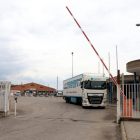 Un camió abandona les instal·lacions d’Edullesa, al polígon industrial El Segre de Lleida.