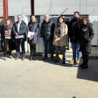 La alcaldesa de Tàrrega, Alba Pijuan, acompañada del director de la Agencia de Residuos de Cataluña, Isaac Peraire, y de técnicos municipales y de Cartaes en el centro de reciclaje de Tàrrega