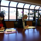 La presidenta de l'FMC, Olga Arnau; el conseller d'Educació, Josep Gonzàlez-Cambray; i la vicepresidenta de l'AMC, Mercè Bosch, signant l'acord.