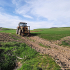 Imagen de archivo de un tractor en un terreno agrícola.
