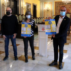 L'alcalde de Lleida, Miquel Pueyo, amb els regidors Sandra Castro i Jaume Rutllant, mostren cartells informatius en ucraïnès per facilitar l'acollida dels refugiats que arribin a la ciutat