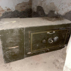 La caixa forta de ferro trobada a la Cal Macià, a Vallmanya.
