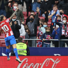 Correa celebra uno de los dos goles con los que ayer le dio la victoria al Atlético.