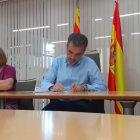 La firma del acuerdo entre Cáritas y el ayuntamiento de Fraga.